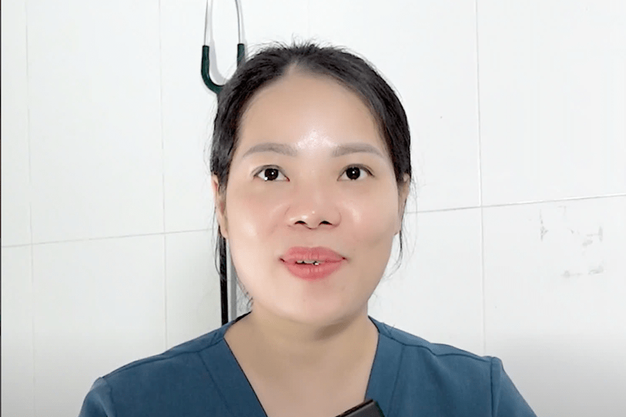 Chị Phương Điều dưỡng giới thiệu bệnh nhân sử dụng Kaapvaal